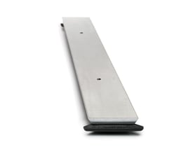 Unidrain HighLine Custom linjeafløb i rustfrit stål på 600 mm, set fra siden med fokus på den sorte justerbare sokkel.