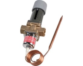 Danfoss AVTB termostatisk vandventil 1/2" med fokus på ventilen og den medfølgende føler på hvid baggrund.