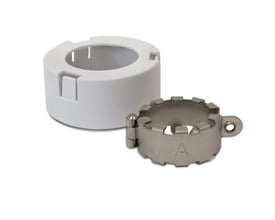 Salus institutionssikring til TRV, vist med hvid plastdæksel og metalring med indhak på hvid baggrund.