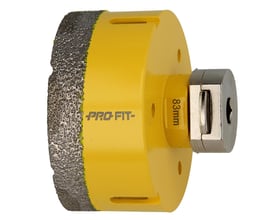PRO-FIT diamanthulsav på 83 mm vist fra siden med fokus på den gule cylinder og fastgørelsesmekanismen.