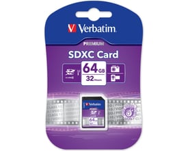 Verbatim SDXC memorykort på 64GB i Premium-serie, emballeret i lilla og blå blisterpakning med synlig enhed.