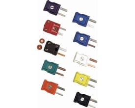 Fluke 700TC1 sæt med 10 forskellige farvede termokonnektorer, inklusive blå, rød, sort, grøn, orange, gul, hvid og lilla, vist på hvid baggrund.