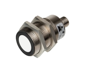 Carlo Gavazzi ultralydssensor M30 med IO-Link, set skråt forfra med hvid sensorflade, gevind og monteringsmøtrikker.
