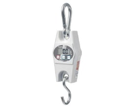 Hvid digital hængevægt med karabinkrog øverst og S-krog nederst til måling af højere belastninger.