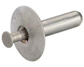 Fischer slagnitte i aluminium 4,8 x 35 mm, med rustfri stål-søm på hvid baggrund.