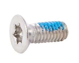 Assa Abloy-skrue t/1590 M.V. med bredt, forsænket hoved og blå markeringer på gevindet, set skråt fra siden.