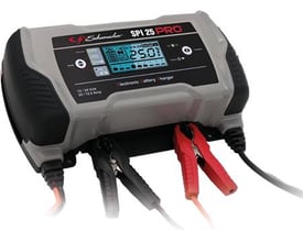 Schumacher SPI 25 PRO batterilader med 12/24V og 16A, vist forfra med klemmer og digital skærm.