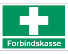 Henvisningsskilt i A4-størrelse med grøn baggrund og hvidt førstehjælpssymbol samt teksten 'Forbindskasse' i hvidt.