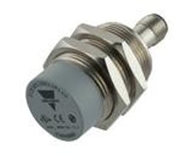 Carlo Gavazzi induktivaftaster M30 med IO-Link, kort cylindrisk hus med gevind, set skråt forfra.