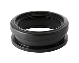 Geberit 110 mm stikmuffe i sort PEH-materiale, vist med indvendig gummitætning og Geberit logo.