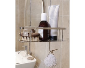 Smedbo Sideline dobbelt brusekurv i blank krom med to hylder, indeholdende shampoo og bodylotion flasker samt børster.