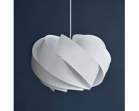 Hvid Dyberg Larsen Boleo pendel med en diameter på 50 cm, der viser dens skulpturelle, drejede form og hvide stofledning.