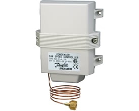 Danfoss ventilatorhastighedsregulator RGE Z1N4-7DS med kobberrør og messingfitting, hvid plastikkabinet.
