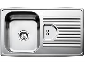 Intra Juvel Horizon 815SR køkkenvask i rustfrit stål med kumme til venstre og rillet afløbsbakke til højre.