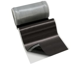 Monier SabetoFLEX WakaFLEX© inddækningsrulle i sort, 56 x 500 cm, rullet ud med den fleksible bane synlig.