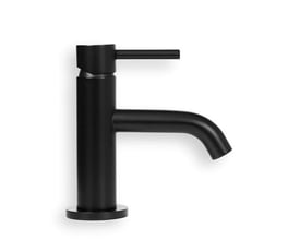 Elegant servantearmatur i mat sort finish med et stilrent, cylindrisk greb og en buet tud. Armaturet står på en cirkulær sokkel.