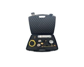 Tecnosystemi lækage testsæt i åben sort kuffert med skumindlæg, indeholdende trykmålere, slanger og tilbehør til kølesystemer.