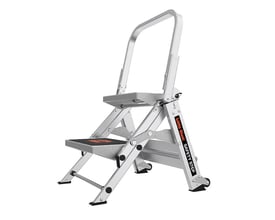 Jumbo Giant Safety Step trappestige med 2 skridsikre aluminiumstrin og praktisk multibakke, vist med hjul for nem transport.