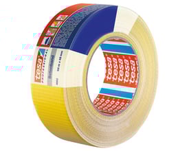 Gul Tesa lærredstape 4662 PRO, 48 mm x 50 m, fotograferet skråt forfra, viser tapebredden og den gule farve.