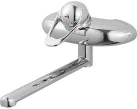 FM Mattsson 9000E væghængt 1-grebsarmatur i blank krom med lang, 250 mm tud set skråt forfra.