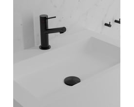 Scandtap Steel Vector Shadow 1-grebs håndvaskbatteri monteret på en hvid vask med sort afløb, viser batteriets sorte finish.