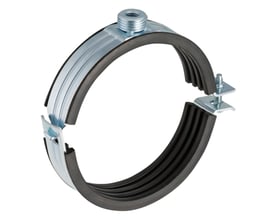 Geberit Silent db20 rørbærer til 75mm rør med gummiindlæg for støjdæmpning og metalbeslag på hvid baggrund.