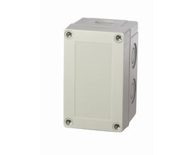 Frontbillede af Fibox montageboks i lys grå, 80 x 130 x 60 mm, med gråt dæksel og tydelige skruer til montering.