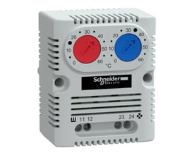 Detaljeret billede af Schneider Electric ClimaSys dobbelt termostat i hvid med tydelig temperaturvisning og mærkningsfelter for tilslutning.