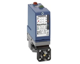 Schneider Electric trykkontakt XMLB 160 bar med justerbar skala og 1 C/O kontakt, vist med tilslutningsstykke.