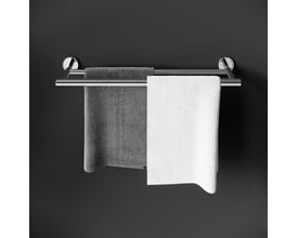 Cosmic Architect S+ dobbelt håndklædestang i blank krom, 59,5 cm bredde, vist med to håndklæder.