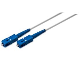 Fiberoptisk patchkabel med hvid 2mm simplexkappe, 7m, med blå SC/UPC-stik i hver ende.