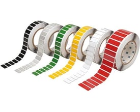 Brady Eprep-sølvetiketter M71EP-2-7593-SL, 27 x 12,45 mm, vises på ruller med etiketter i flere farver.