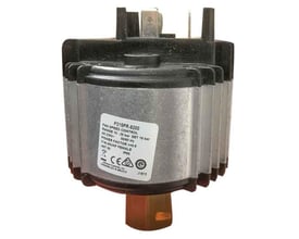 Ventilatorhastighedsregulator P215PR-9200 med sort top, sølvfarvet krop, mærkat og brun tilslutning.