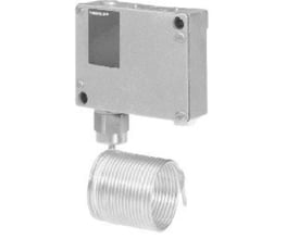Siemens QAF81.6 termostat med 6000 mm kapillarrør til frostovervågning, vist på neutral baggrund.