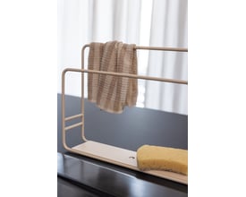 Metallbude Nia karkludholder i creamfarvet metal med et stribet karklud hængende på den øverste stang og en gul svamp på bundpladen.