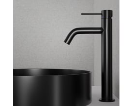 Scandtap Steel Voyage High Shadow håndvaskbatteri i sort rustfrit stål med ét greb, monteret ved en sort kumme.