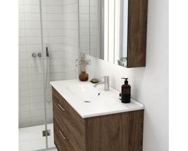 Dansani Kantate 100 cm vask med træ-look underskab og spejlskab monteret i et moderne badeværelse med brusekabine.