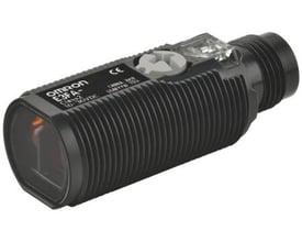 Omron M18 fotoaftaster med M12 konnektor, cylindrisk plasthus og rød LED sender på hvid baggrund.