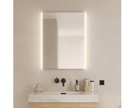 Loevschall Lago spejl 60x75 cm med integreret indirekte baggrundsbelysning, monteret over marmorbordplade med vask og armatur.