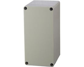 Lukket Fibox monteringskasse i lysegrå polycarbonat, model PC081610, med dimensionerne 80 x 160 x 95mm, præsenteret på hvid baggrund.