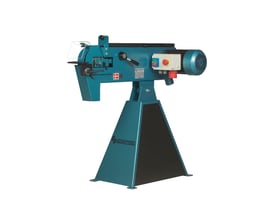 Blå Scantool båndslibemaskine med 3,6hk motor og 50x2000mm bånd, monteret på en trapezformet stander.
