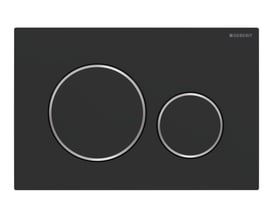 Geberit Sigma20 betjeningsplade i mat sort med to kromringe til dobbeltskyl, på hvid baggrund.