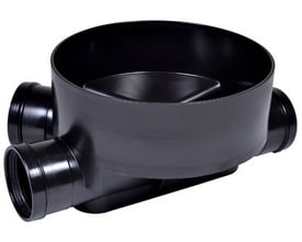 Wavin type 4 bund til inspektionsbrønd i sort PP-plast med opføringsrør Ø315 mm og 2x Ø200 mm indgange.