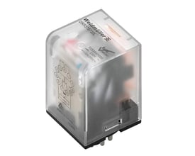 Weidmüller industrielt relæ med 24 V AC, rød LED og tre skiftekontakter, vist skråt med transparent hus og tilslutningsben.