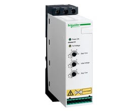 Schneider Electric Altistart 01 softstarter set fra siden, monteret på DIN-skinne med tilslutningsterminaler øverst og nederst.