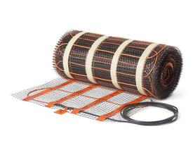 Tæt på den udrullede Heatcom Flxmat 3 gulvvarmemåtte, der viser det sorte net med orange varmekabler og tilslutningsledning.