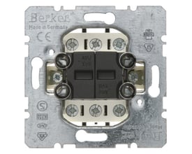 Berker afbryderindsats dobbelt korrespondance, hvid mat, bagsidevisning med fokus på elektriske tilslutninger og GS-mærkning.