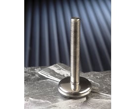 Stanley maskinsko i rustfrit stål med Ø40 mm fodplade og M10x50 gevind, placeret på stenfliser mod en mørk baggrund.