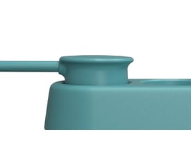 ColorCable Cheerful stikdåse i turkis med tre udtag og 2.5 meter ledning. Nærbillede af detalje.