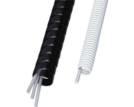 Sammenligning af HellermannTyton spiralslange SPS 35 PH i perlehvid sammen med en sort model, begge med kabler indeni.